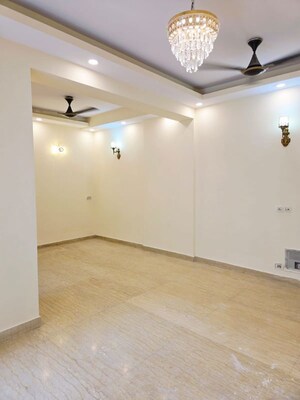 Room in 3 BHK Apartment at Mahagun Moderne, Sector 78 – for Sale