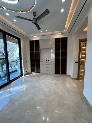 Room in 3 BHK Builder Floor at Sector 102 – for Sale