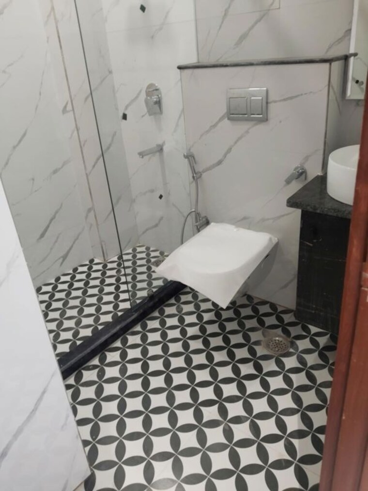 Bathroom, dayanand colony 2 Bedroom 900 Sq.Ft. Builder Floor In Dayanand Colony Delhi 10658302