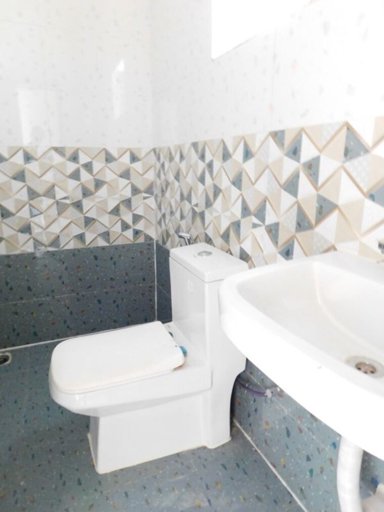 Bathroom, surabhis-signature-villas 3 Bedroom 2200 Sq.Ft. Villa In Tellapur Hyderabad 10658505