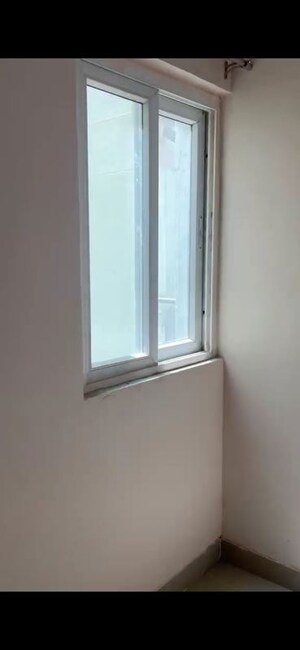 Room in 2 BHK Apartment at Amrapali O2 Valley, Tech Zone 4 Greater Noida – for Rent