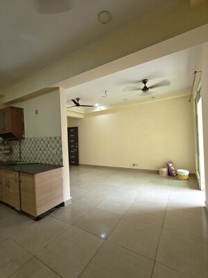 Room in 2.5 BHK Apartment at Gaur City 2 - 11th Avenue, Sector 16c Greater Noida – for Rent