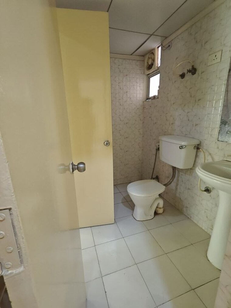 Bathroom, gaur-city-2-11th-avenue 2.5 Bedroom 1205 Sq.Ft. Apartment In Sector 16c Greater Noida Greater Noida 10658550
