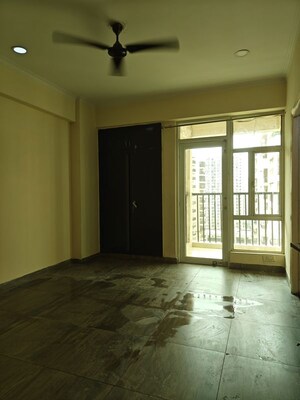 Room in 2.5 BHK Apartment at Gaur City 2 - 11th Avenue, Sector 16c Greater Noida – for Rent