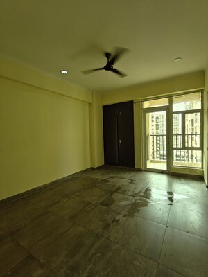 Room in 2.5 BHK Apartment at Gaur City 2 - 11th Avenue, Sector 16c Greater Noida – for Rent