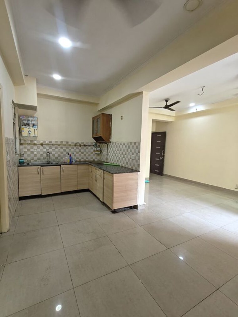 Room, gaur-city-2-11th-avenue 2.5 Bedroom 1205 Sq.Ft. Apartment In Sector 16c Greater Noida Greater Noida 10658550
