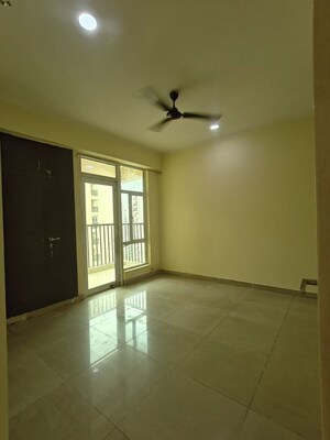 Room in 2.5 BHK Apartment at Gaur City 2 - 11th Avenue, Sector 16c Greater Noida – for Rent