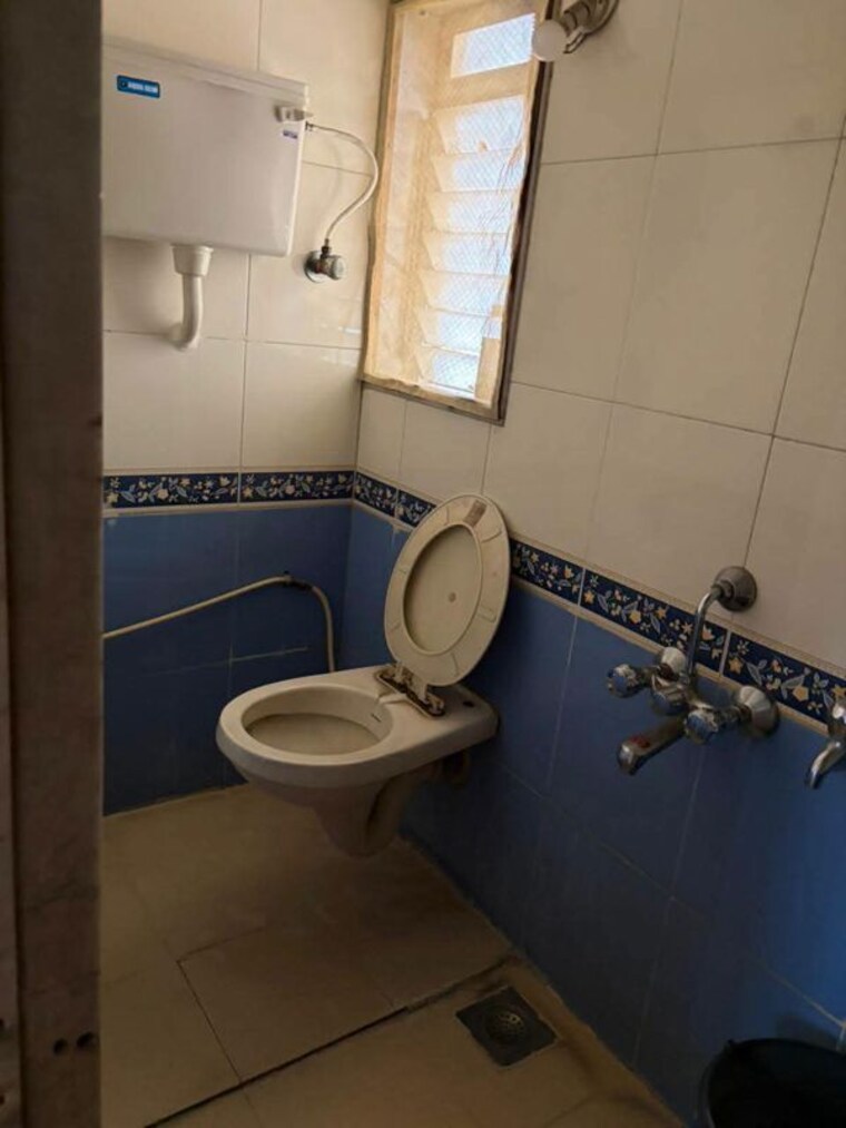 Bathroom, mukta-apartment-10th-main 2 Bedroom 800 Sq.Ft. Apartment In Khar West Mumbai 10658660