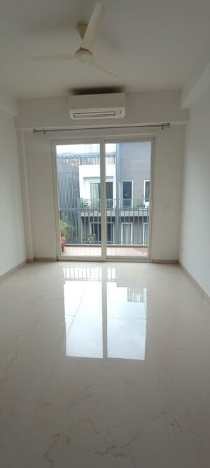 Room in 3 BHK Apartment at Smart World Orchard, Sector 61 – for Rent