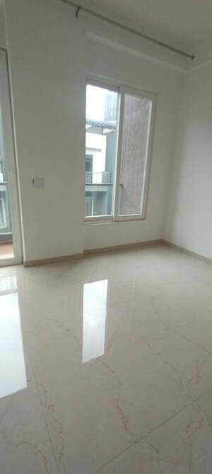 Room in 3 BHK Apartment at Smart World Orchard, Sector 61 – for Rent