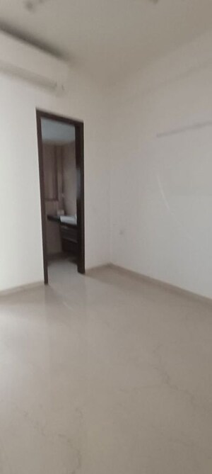Room in 3 BHK Apartment at Smart World Orchard, Sector 61 – for Rent