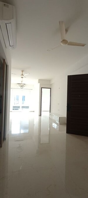 Furnished Amenities in 3 BHK Apartment at Smart World Orchard, Sector 61 – for Rent