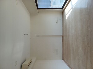 Furnished Amenities in 5 BHK Apartment at DLH Sorrento, Veera Desai Road – for Sale