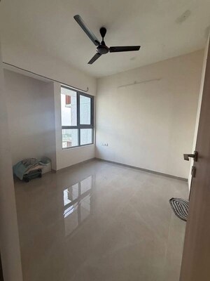 Room in 1 BHK Apartment at Piramal Vaikunth, Balkum Pada – for Rent