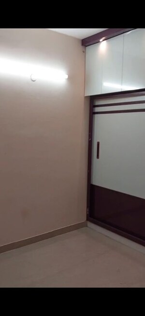 Room in 2.5 BHK Apartment at Amrapali O2 Valley, Tech Zone 4 Greater Noida – for Rent