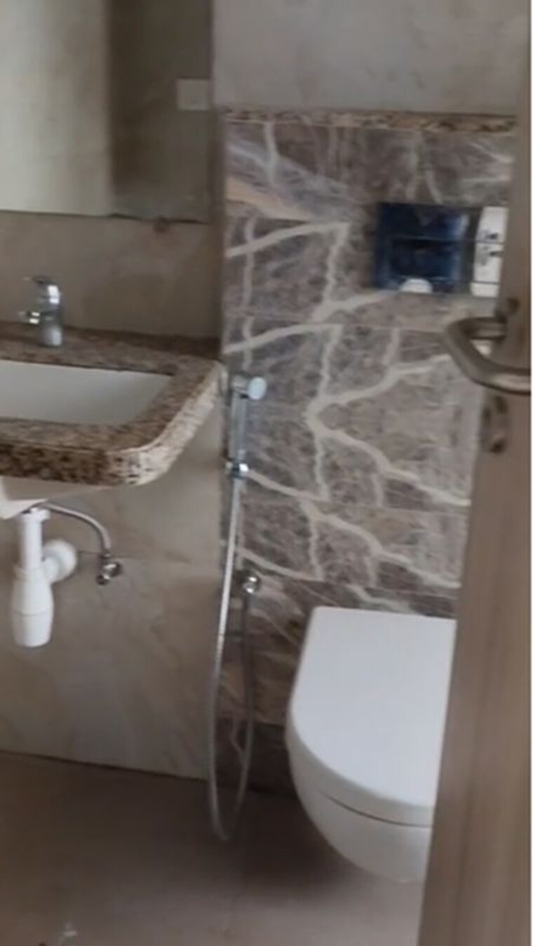 Bathroom, chembur 2 Bedroom 550 Sq.Ft. Apartment In Chembur Mumbai 10658735