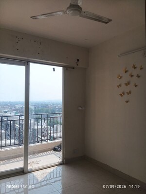 Room in 2 BHK Apartment at Signature Global Prime, Sector 63a – for Sale