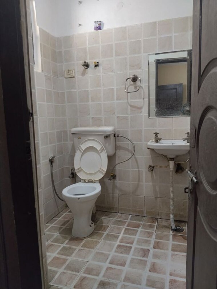 Bathroom, neb sarai 1 Bedroom 450 Sq.Ft. Builder Floor In Neb Sarai Delhi 10659009