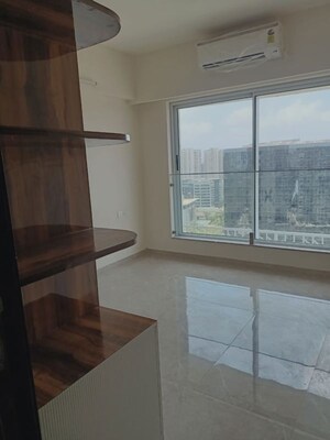 Room in 3 BHK Apartment at LnT Veridian, Powai – for Rent