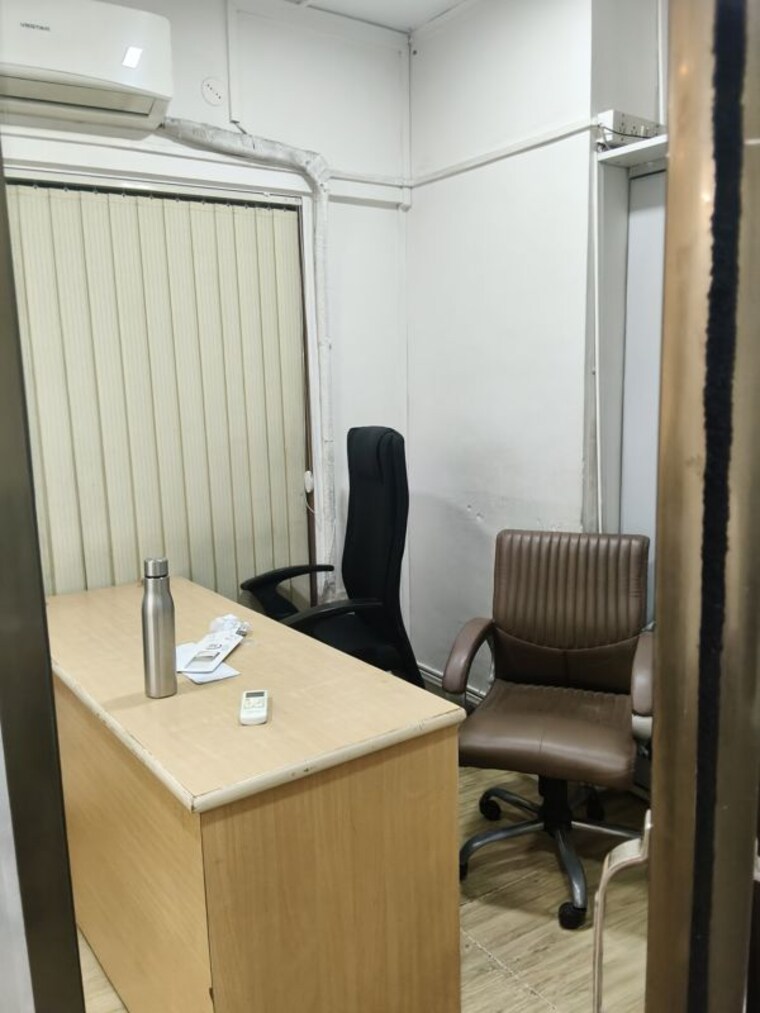 Room, thane west Commercial Office Space 800 Sq.Ft. In Thane West Thane 10659147