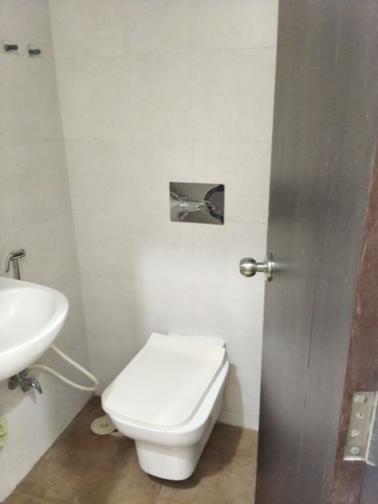 Bathroom, thane west Commercial Office Space 800 Sq.Ft. In Thane West Thane 10659147