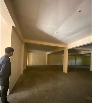 Room in  Showroom at Bariatu – for Rent