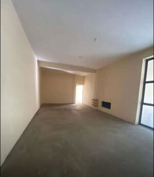 Room in  Showroom at Bariatu – for Rent