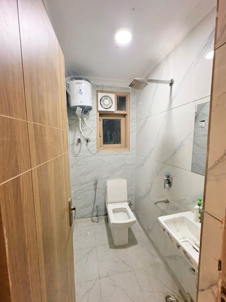 Bathroom, freedom fighters enclave 1 Bedroom 650 Sq.Ft. Apartment In Freedom Fighters Enclave Delhi 10659187