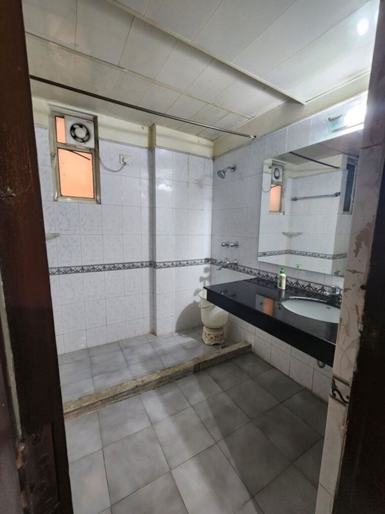 Attached Bathroom, suncity-essel-tower 5 Bedroom 3700 Sq.Ft. Apartment In Sector 28 Gurgaon 10659097
