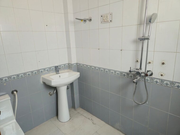 Bathroom, sector 44 2 Bedroom 3000 Sq.Ft. Villa In Sector 44 Noida 10659209