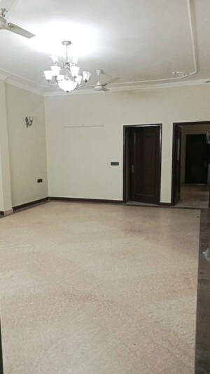 Room in 4 BHK Builder Floor at Lajpat Nagar – for Rent