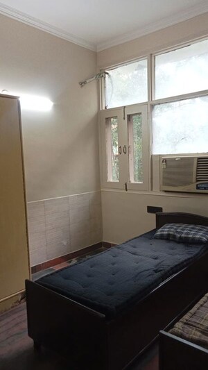 Room in 4 BHK Builder Floor at Lajpat Nagar – for Rent