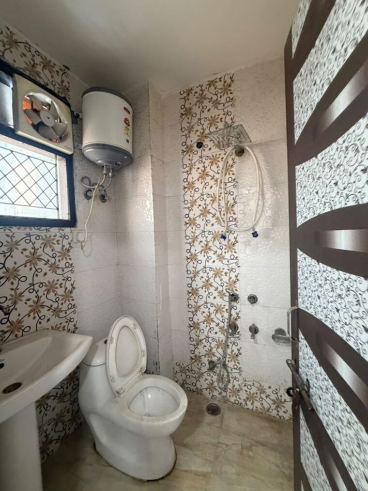 Bathroom, chattarpur 2 Bedroom 800 Sq.Ft. Builder Floor In Chattarpur Delhi 10659233