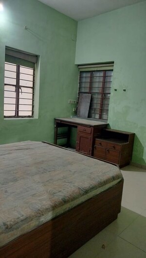 Room in 3 BHK Apartment at Jivraj Park – for Rent