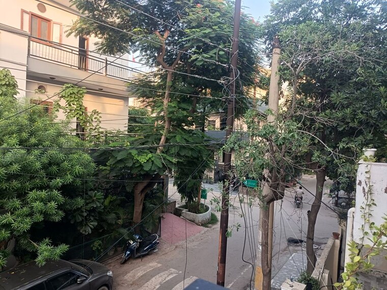 Balcony, sector 49 2.5 Bedroom 162 Sq.Mt. Villa In Sector 49 Noida 10659367