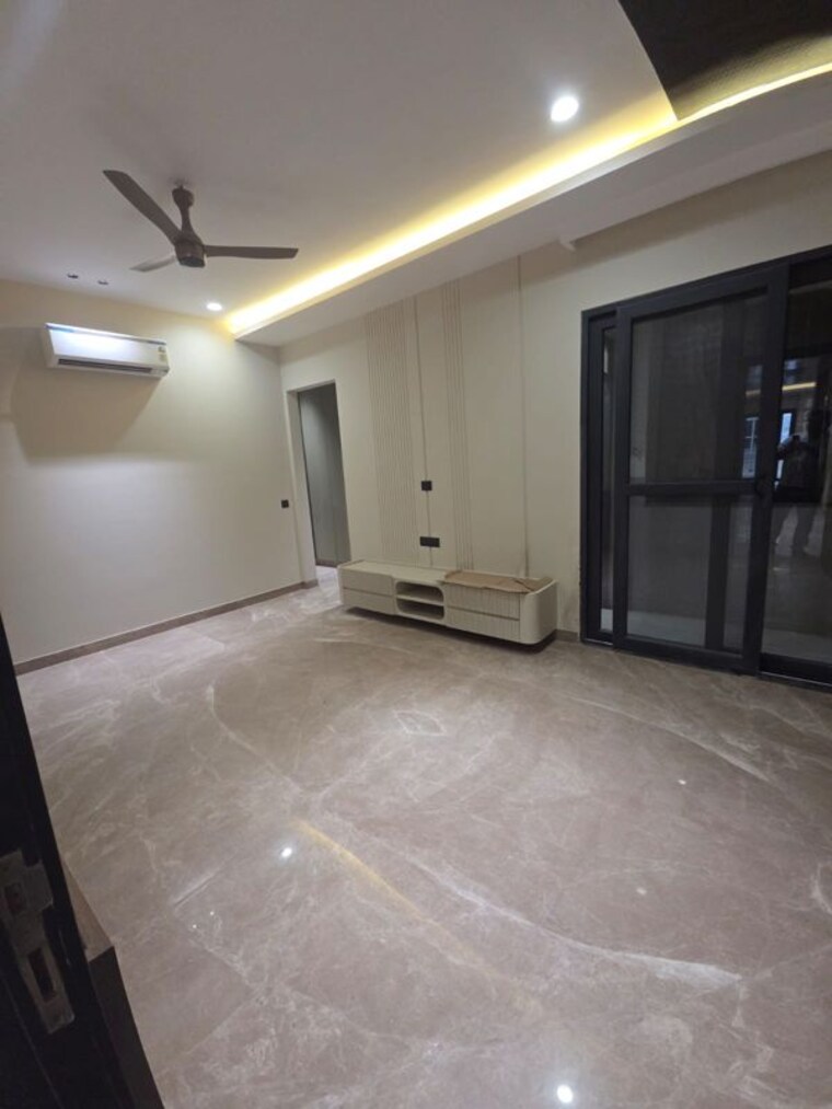Room, rajouri garden 4 Bedroom 250 Sq.Yd. Builder Floor In Rajouri Garden Delhi 10658870