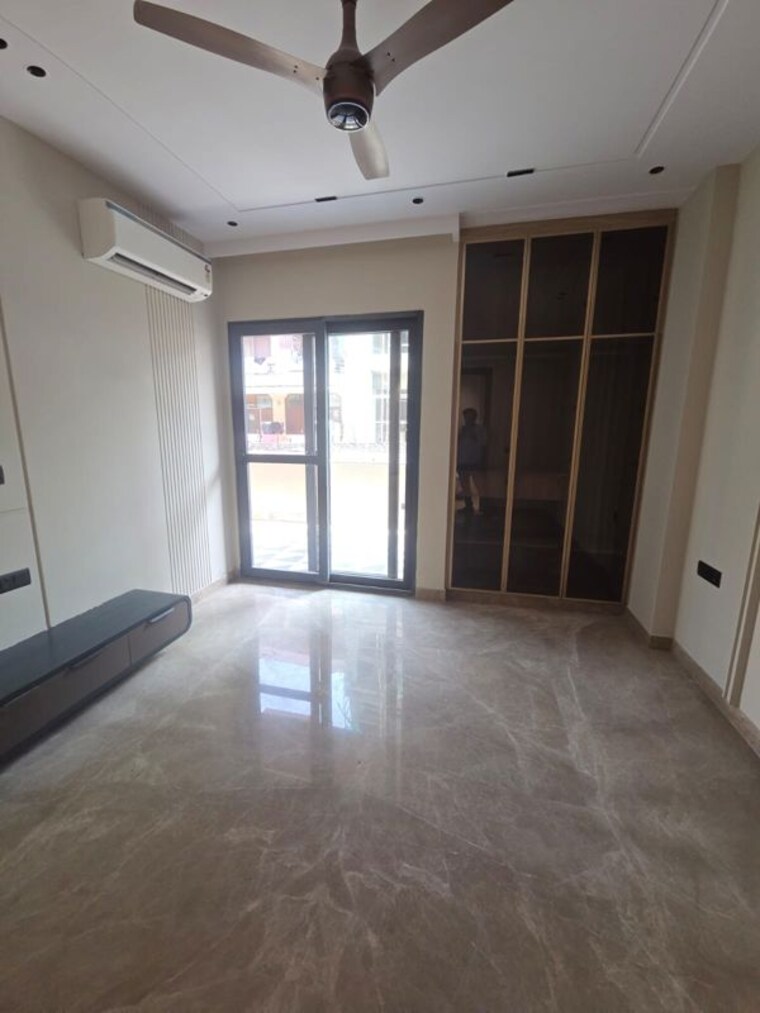 Room, rajouri garden 4 Bedroom 250 Sq.Yd. Builder Floor In Rajouri Garden Delhi 10658870