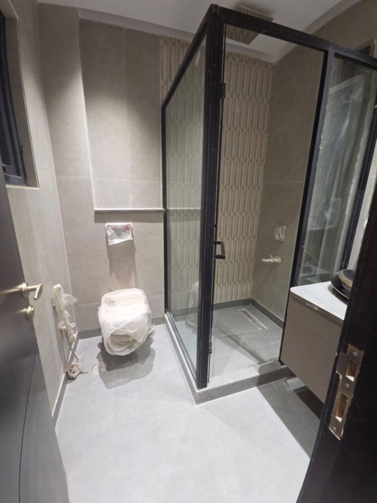 Bathroom, rajouri garden 4 Bedroom 250 Sq.Yd. Builder Floor In Rajouri Garden Delhi 10658870