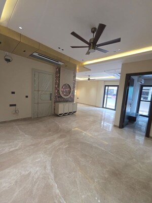 Room in 4 BHK Builder Floor at Rajouri Garden – for Rent