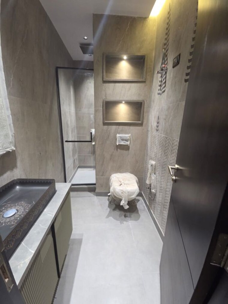 Bathroom, rajouri garden 4 Bedroom 250 Sq.Yd. Builder Floor In Rajouri Garden Delhi 10658870