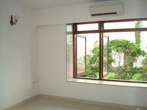Room in 3 BHK Apartment at Turf View CHS, Worli – for Rent