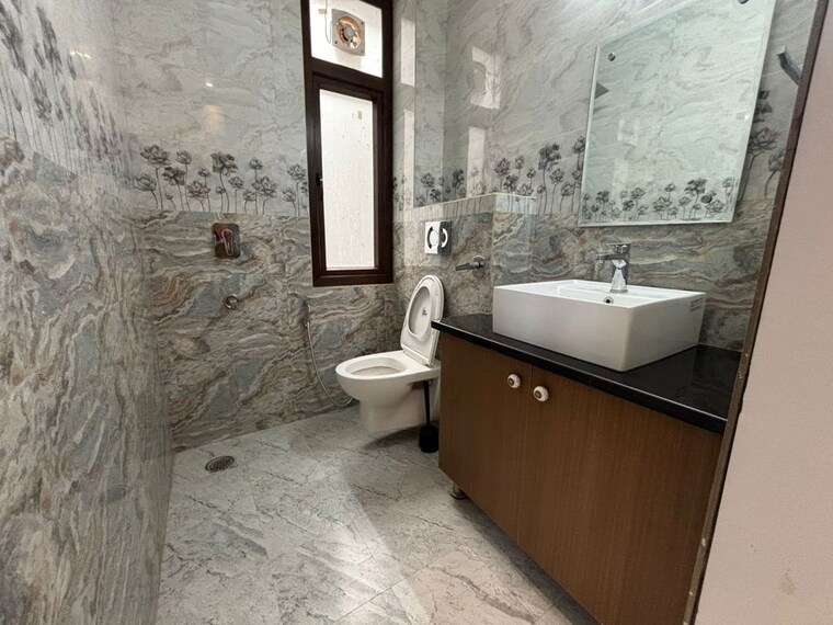 Bathroom, sector 43 2 Bedroom 163 Sq.Yd. Builder Floor In Sector 43 Gurgaon 10659561