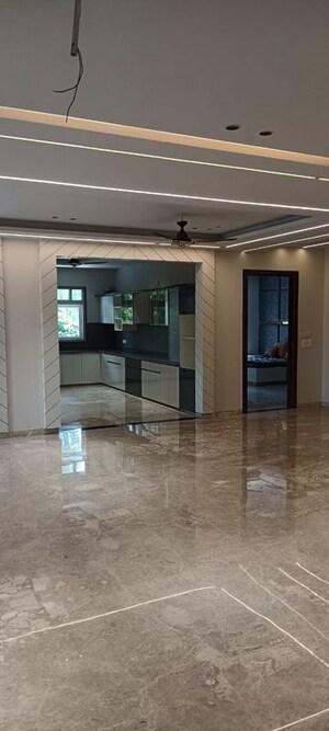 Parking in 4 BHK Builder Floor at Sector 17 – for Sale