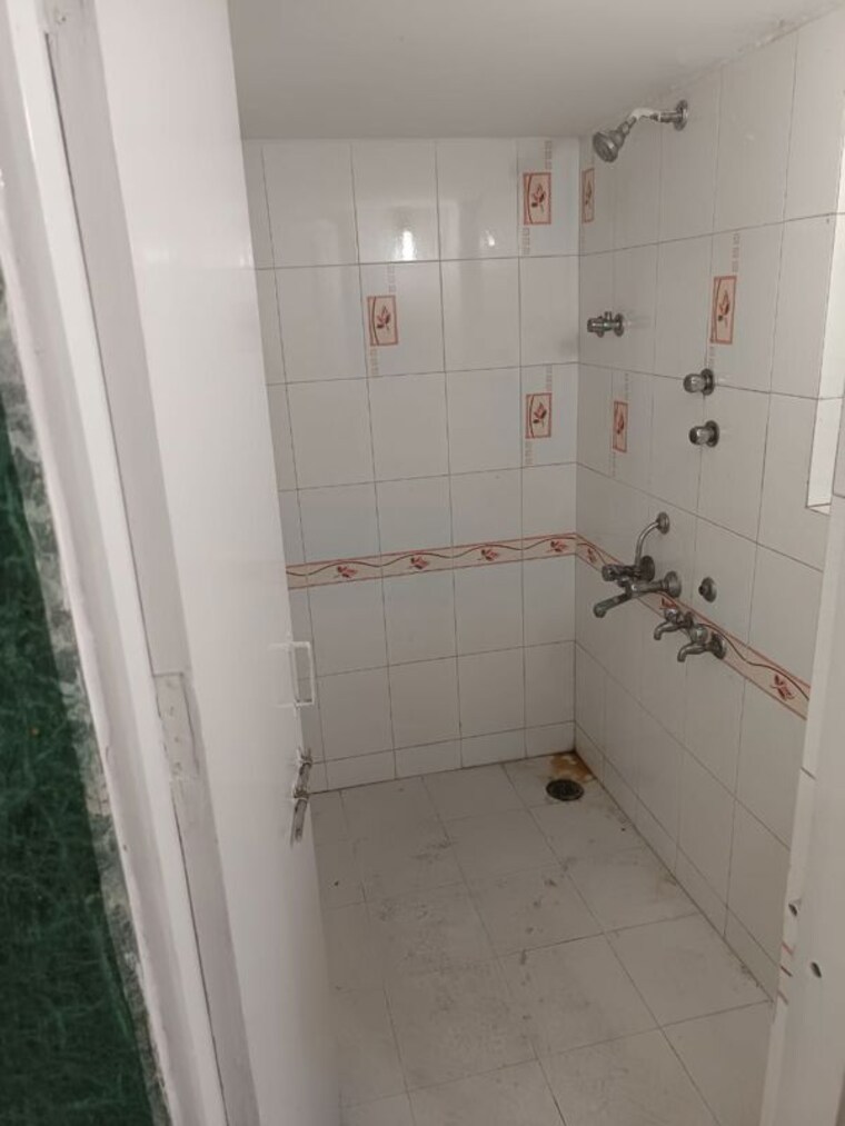 Bathroom, kasturba-housing-society 2 Bedroom 800 Sq.Ft. Apartment In Vishrantwadi Pune 10659586