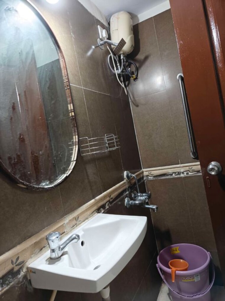 Bathroom, andheri east Pg For Boys & Girls In Andheri East 10659604