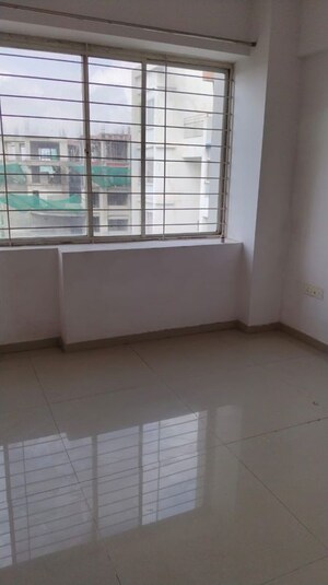Room in 2 BHK Apartment at Ravinanda Skylights, Wagholi – for Rent