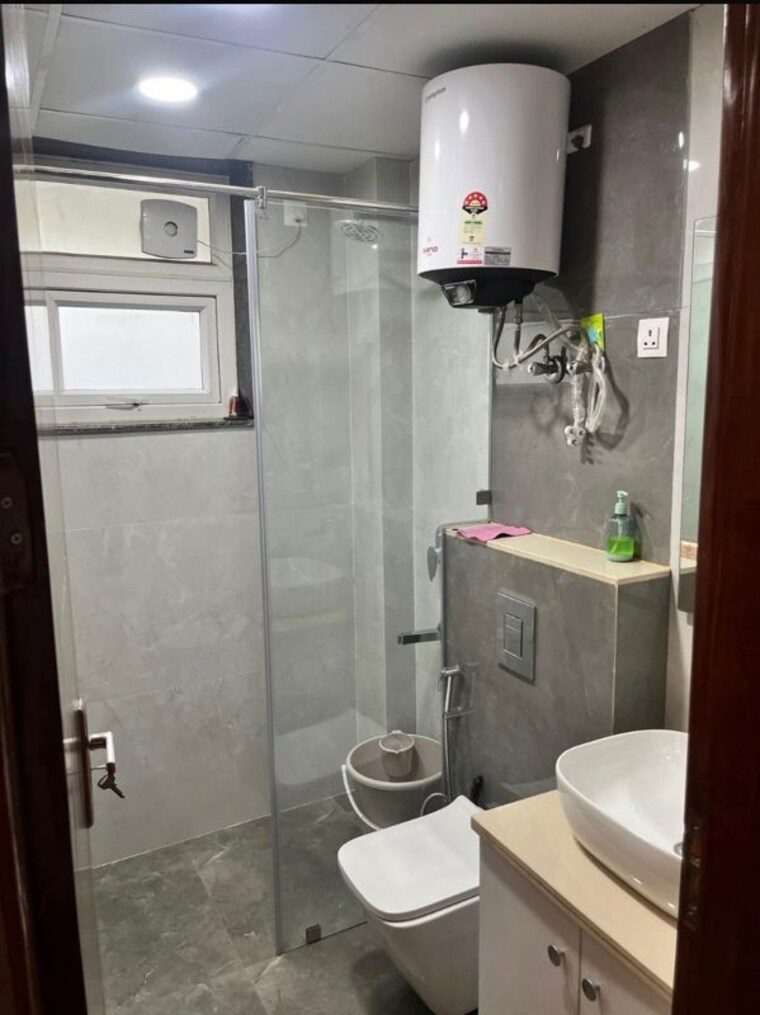 Bathroom, hong-kong-bazaar 3 Bedroom 240 Sq.Yd. Builder Floor In Sector 57 Gurgaon 10659673