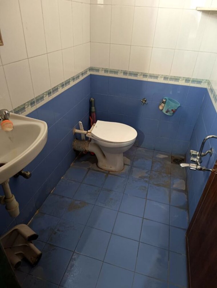 Bathroom, satellite 2 Bedroom 125 Sq.Yd. Apartment In Satellite Ahmedabad 10659747