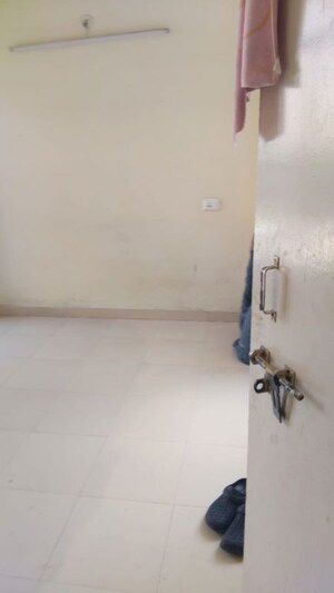 Furnished Amenities in 3 BHK Apartment at Auric City Homes, Sector 82 – for Rent