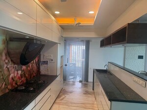 Room in 2 BHK Apartment at Hiranandani Highland, Powai – for Rent
